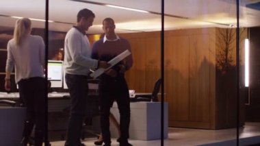 Tasarımcılar ofiste el sallamak