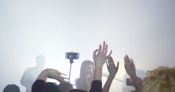 Foule à l'événement de musique live avoir du plaisir — Video