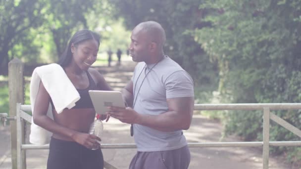 Femme avec formateur regardant tablette — Video