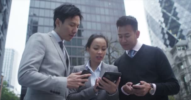 Business group with mobile technology — Stock Video