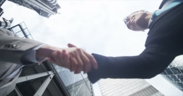 Empresários se encontram e apertam as mãos — Vídeo de Stock