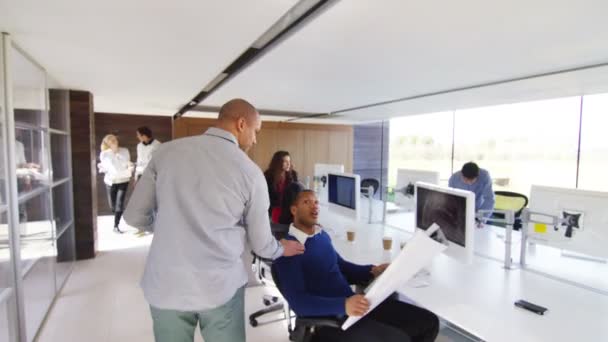 Équipe travaillant au bureau 