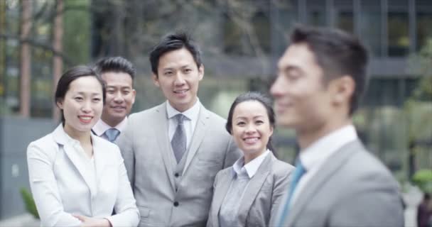 Sonriente asiático hombre de negocios al aire libre — Vídeos de Stock