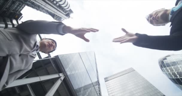 Üzletemberek összetalálkoznak és kezet — Stock videók