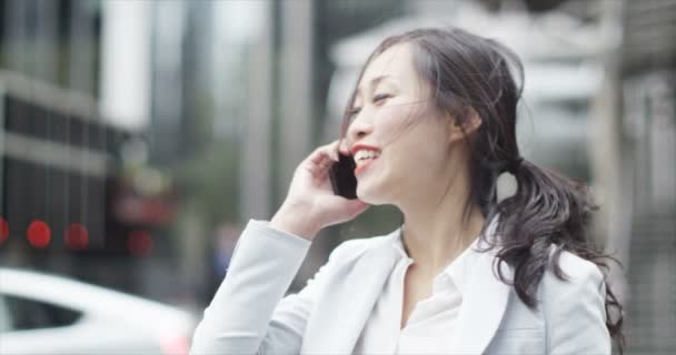 Femme d'affaires parlant sur téléphone mobile — Video