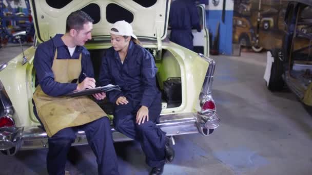 Mechaniker diskutieren über ihre Arbeit — Stockvideo