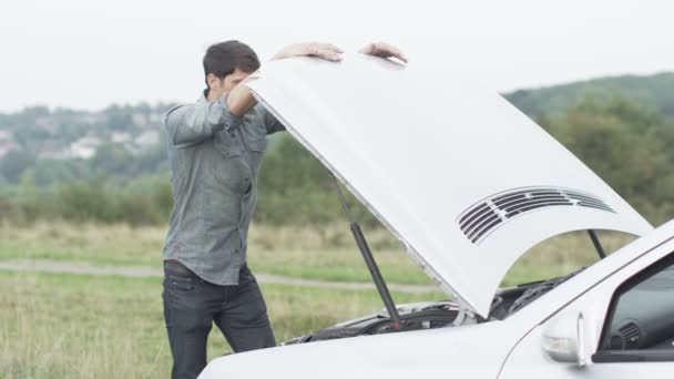 Man herstelt zijn auto — Stockvideo