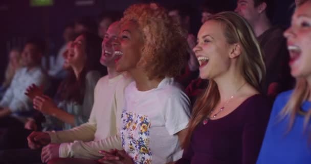 Público riendo en el show de comedia — Vídeo de stock