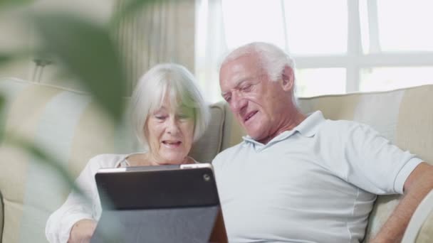 Casal relaxante com um tablet de computador — Vídeo de Stock