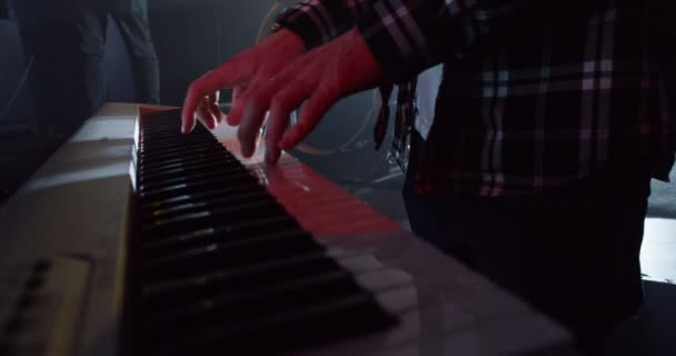 Keyboardist i ett band — Stockvideo