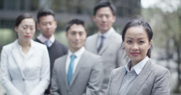 Sonriente asiático mujer de negocios al aire libre — Vídeos de Stock