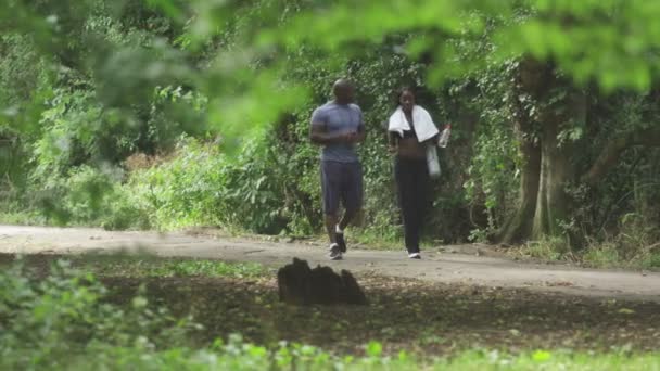 Femme marche avec entraîneur personnel — Video