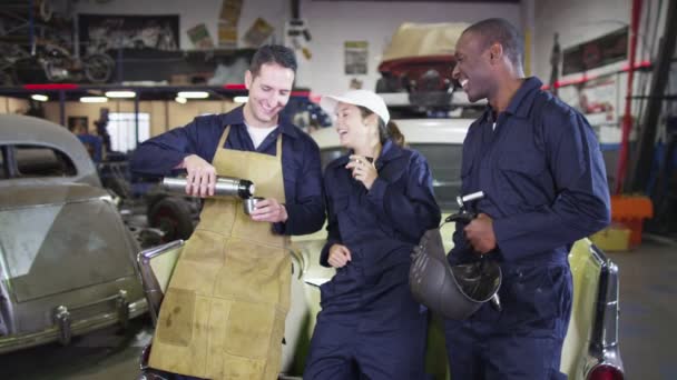 Lächelnde Mechaniker in der Werkstatt — Stockvideo