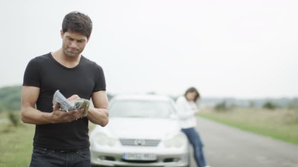 Hombre con un coche roto en la carretera — Vídeos de Stock