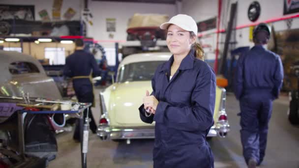 Vrouwelijke monteur in de werkplaats van de garage — Stockvideo