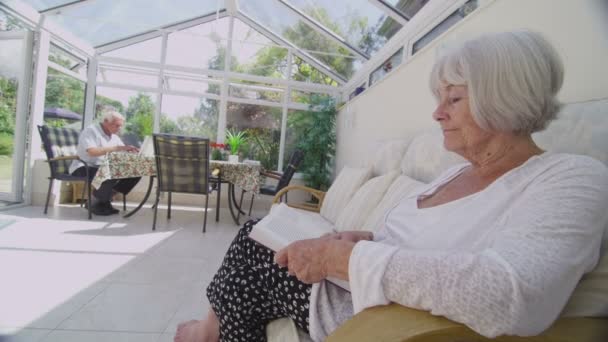 Seniorenpaar entspannt zu Hause — Stockvideo
