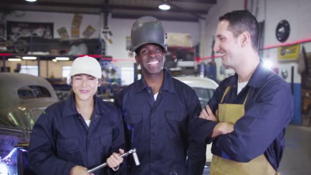 Команда механиков в гаражном цехе — стоковое видео