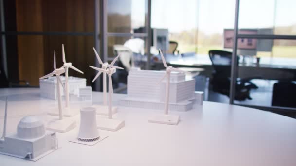 Turbinas eólicas em uma mesa no escritório — Vídeo de Stock