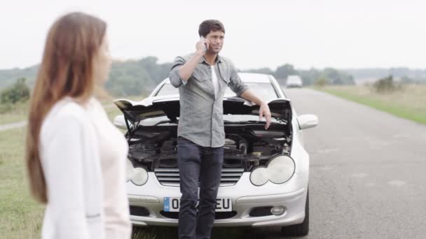 Casal com carro quebrado — Vídeo de Stock