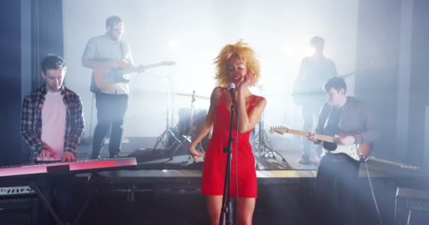 Cantante actuando con la banda — Vídeos de Stock