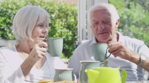 Старшая пара пьет кофе — стоковое видео