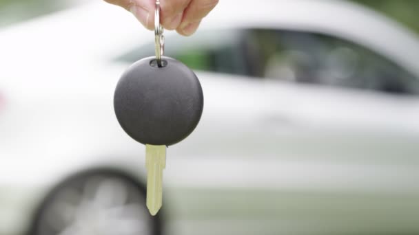 Hand dinglande nycklar till en ny bil — Stockvideo