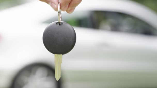 Main pendante clés d'une nouvelle voiture — Video