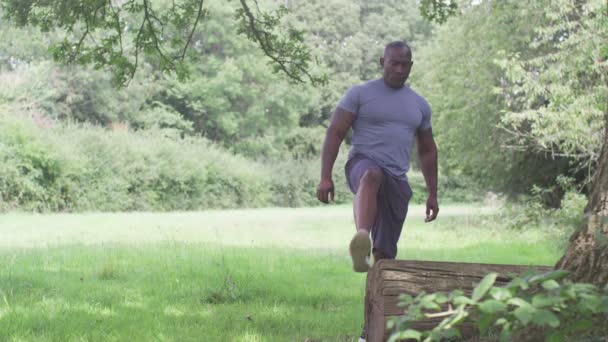 Мужчина делает упражнения на растяжку — стоковое видео