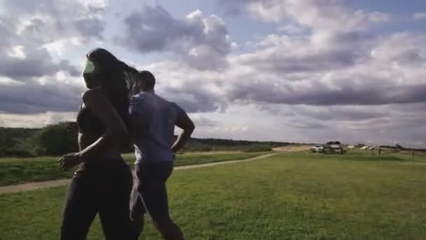 Hombre y mujer corriendo en el parque — Vídeos de Stock
