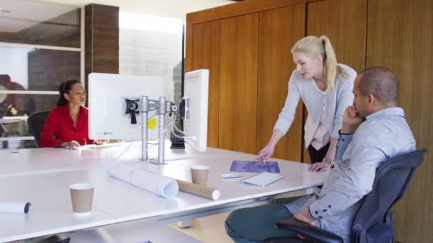 Équipe travaillant au bureau 