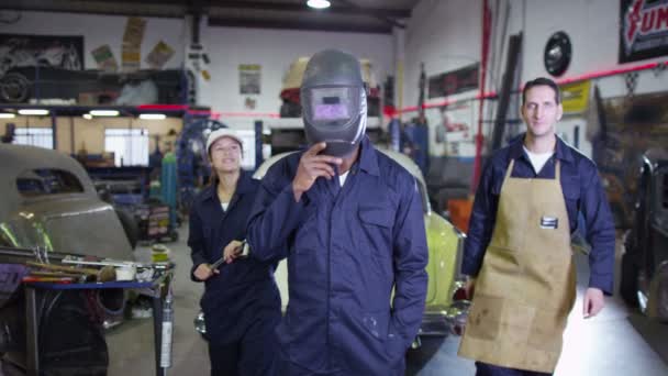 Équipe de mécaniciens en atelier de garage — Video