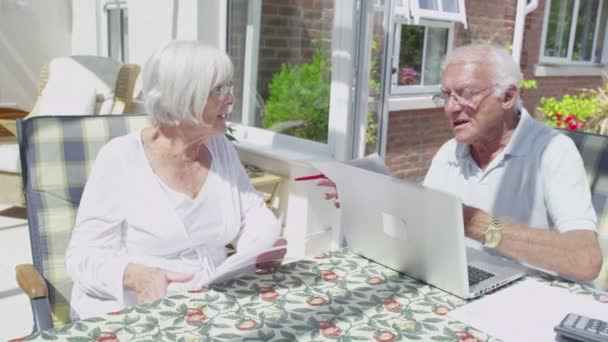 Paar doen van de rekeningen — Stockvideo