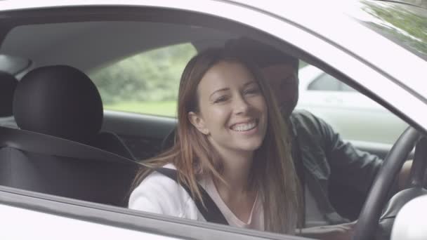 Mujer con las llaves de su nuevo coche — Vídeos de Stock