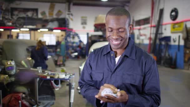 Mecánico sonriente en taller de garaje — Vídeo de stock