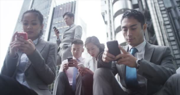 Business groep SMS op mobiele telefoons — Stockvideo