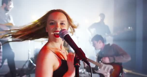 Sängerin tritt mit Band auf — Stockvideo