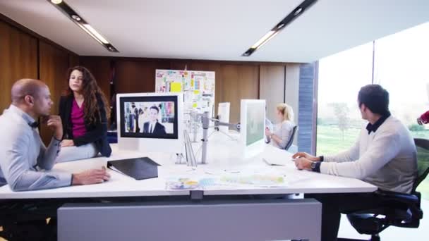 Designers travaillant dans le bureau