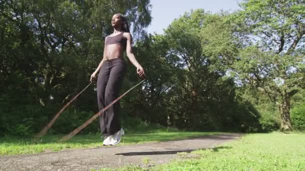 Женщина прыгает в парке — стоковое видео