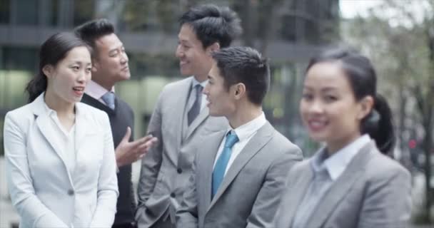 Sonriente mujer de negocios asiática en la ciudad — Vídeo de stock