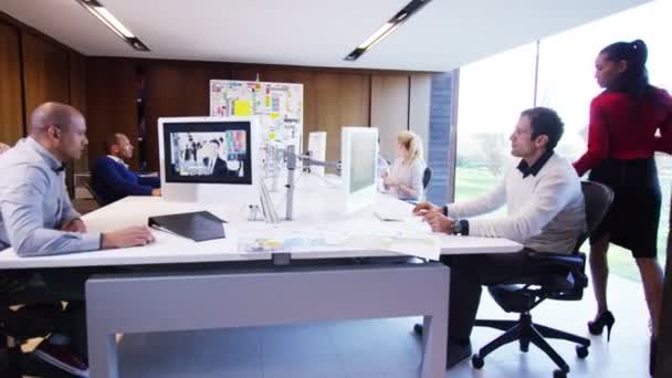 Designers travaillant dans le bureau — Video