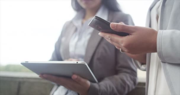 Geschäftsfrauen mit mobiler Technologie — Stockvideo