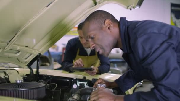 Mecánica de control sobre el motor del coche — Vídeos de Stock