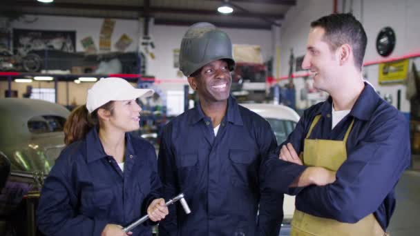 Mechaniky, v garáži workshop — Stock video