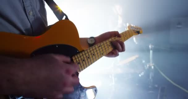 Guitarist performing in  rock band — Stock Video