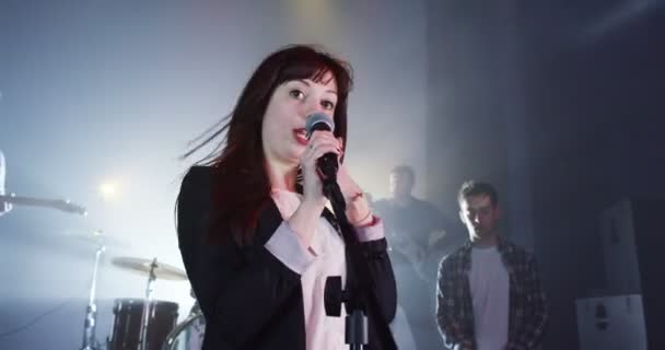 Cantante actuando con la banda en el evento de música — Vídeo de stock