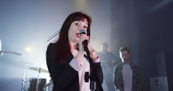 Cantante che si esibisce con la band all'evento musicale — Video Stock