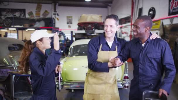 Zespół mechaników w garażu warsztatu — Wideo stockowe