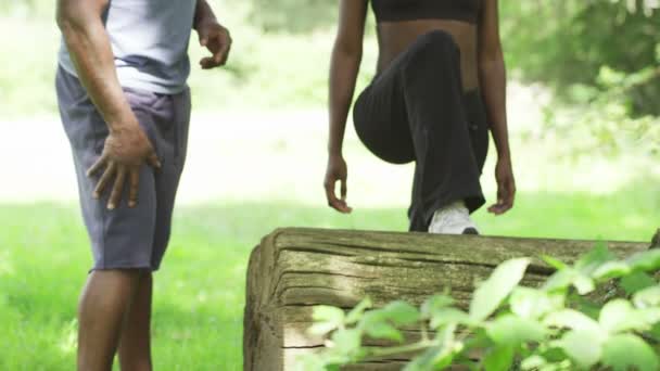 Treinador de ensino mulher alongamento exercícios — Vídeo de Stock