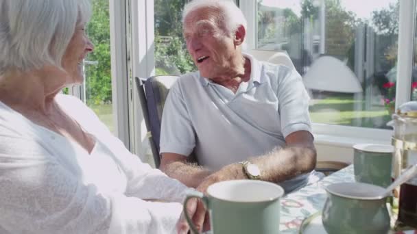 Couple âgé buvant du café — Video