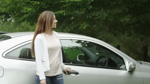 Mujer sostiene la llave del coche nuevo — Vídeo de stock